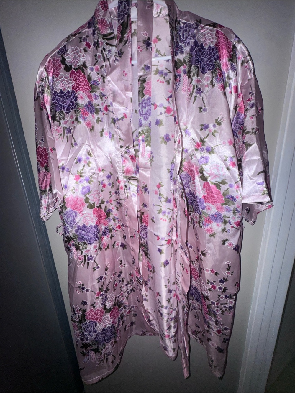 Pack of 8 Floral Satin Kimono Robe in Pink & Purple. Bridal Party, GRWM Robes